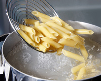 Macarrão gruda se não colocar óleo no cozimento: mito ou verdade?