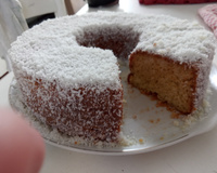 Bolo com cobertura de coco