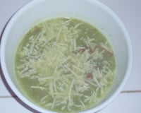 Sopa cremosa de brócolis com bacon