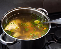 Você joga fora a primeira água da carne? Chef experiente explica o que realmente acontece e quando isso faz diferença