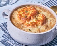Como fazer a verdadeira sopa de cebola francesa: as dicas da chef Paola Carosella para ela ficar cremosa e evitar o cheiro forte nas mãos após o preparo