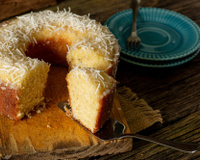 Bolo de tapioca com coco: sempre faço essa receita aqui em casa não sobra uma fatia para contar história