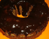 Bolo sem ovos com calda instantânea de chocolate