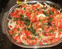 Sardinha ao forno com batata, cebola e tomate