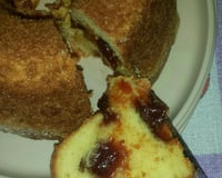 Bolo de fubá com goiabada e queijo