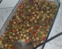 Salada da sorte com grão de bico e lentilha