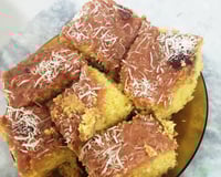 BOLO DE FUBÁ COM  GOIABADA E COCO