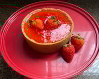 Cheesecake com molho de morangos