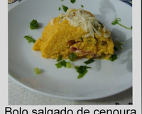 Bolo salgado de cenoura recheado com presunto e queijo