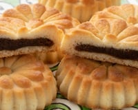 Biscoito recheado de brigadeiro em forma de flor e cortado