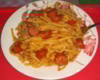 O suculento macarrão com salsicha