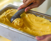Sorvete de manga caseiro e cremoso: receita rápida com leite condensado e creme de leite é a melhor sobremesa do mundo!