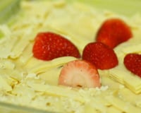 Pavê de morango com cobertura de chocolate branco
