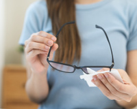 Mais de 30 anos usando óculos e finalmente descobri como limpar lentes sem arranhar com 2 ingredientes da cozinha