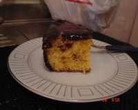 Bolo de maracujá com calda de chocolate