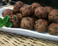 Bolinho de carne moída com hortelã