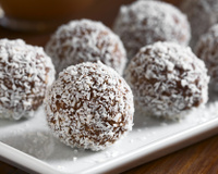 Bolinho com calda de chocolate e coco ralado: como fazer