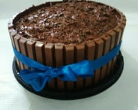 Bolo de Kit Kat com M&M'S e Nutella