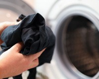 Aprendi com a minha avó um detalhe simples na hora de lavar roupa que ajuda a manter as cores vivas