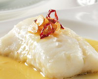 Lombo de bacalhau ao azeite de dendê e leite de coco