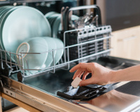 Afinal, os talheres devem ficar virados para cima ou para baixo na máquina de lavar louça?