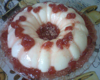 Manjar de coco com calda de morango