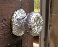 Por que estão envolvendo a maçaneta com papel-alumínio? Para que serve este truque?