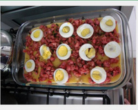 Polenta recheada com linguiça de porco e ovos