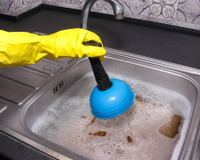 Minha pia da cozinha nunca mais entupiu depois que aprendi esse truque de encanador