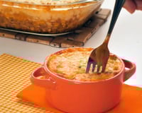 Escondidinho de frango cremoso e gratinado, a receita simples de forno que é perfeita para o almoço em família