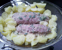 Picanha suína com batatas cobertas de queijo