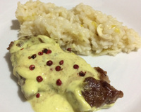 Filé mignon ao molho de mostarda com risoto de alho-poró