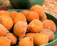 Bolinho de chuva de cenoura com recheio de brigadeiro: descubra no TudoGostoso como fazer essa combinação irresistível!