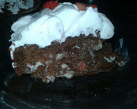 Bolo de chocolate com cobertura de morango do amor