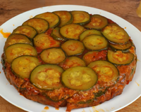 Abobrinha vegetariana de forno: receita simples e elegante com molho de tomate e crosta de queijo, não tem erro!