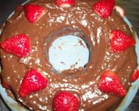 Bolo simples com cobertura de chocolate