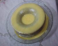 Bolo amarelo de abacaxi com calda de laranja