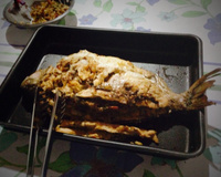 Pacu recheado com farofa de banana e couve