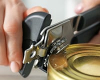 O abridor de lata ficou para trás: um truque simples usando um utensílio básico da cozinha resolve o problema em segundos