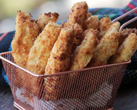 Iscas de frango empanadas com coco: receita feita na airfryer fica perfeita no meu molho agridoce caseiro