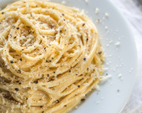 Espaguete cacio e pepe: receita rápida leva apenas 3 ingredientes