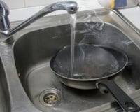 Pare de lavar a frigideira logo após o uso: essas são as consequências desse erro simples