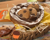 Ovo de Páscoa de cookie com brigadeiro tem casca crocante e recheio cremoso e você vai querer mergulhar nessa doçura