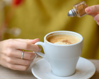 Vi essa dica no TudoGostoso e agora faço sempre: canela no café traz benefícios