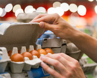 As dicas de chef pra escolher bons ovos no mercado e armazenar do jeito certo na geladeira