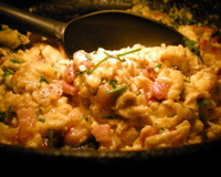 Ovos mexidos com peito de frango picado