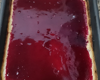 Torta de requeijão com cobertura de groselha