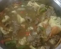 Carne com legumes e shoyo