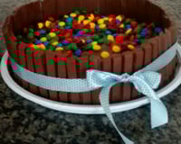Bolo de Kit Kat com M&M'S e Nutella
