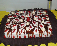 Bolo de baba de moça e doce de leite.